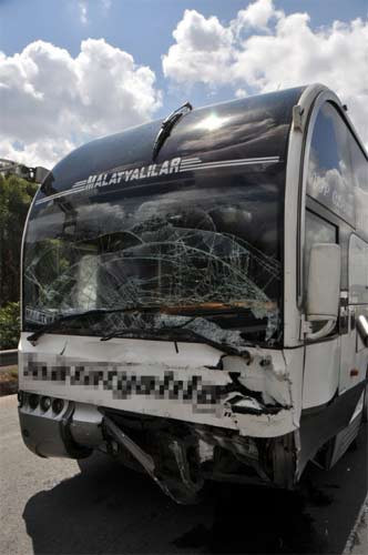 Yollar kan gölüne döndü - Resim: 1