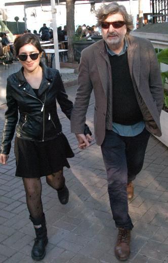 44 yaş küçük sevgilisiyle evleniyor - Resim: 4