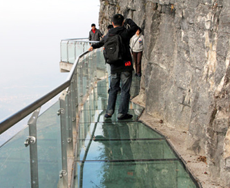 Dağın tepesinde camdan yol - Resim: 3