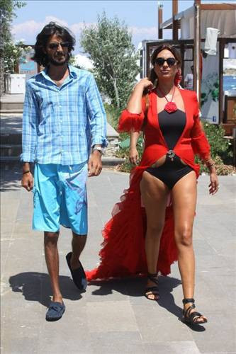 Ünlüler plajlarda şıklık yarışında! - Resim: 3