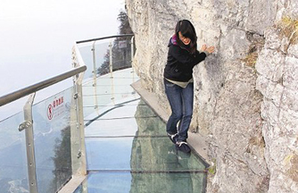 Dağın tepesinde camdan yol - Resim: 2