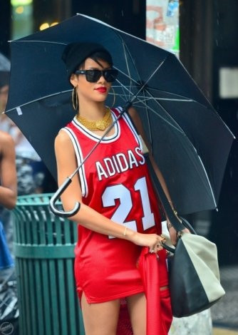 Rihanna şort giymeyi unuttu - Resim: 4