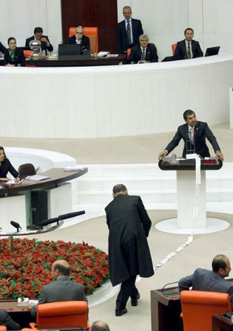 Meclis kürsüsünde 'çek'li eylem - Resim: 2