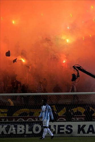 Çıldıran taraftarlar tribünleri yaktı - Resim: 2