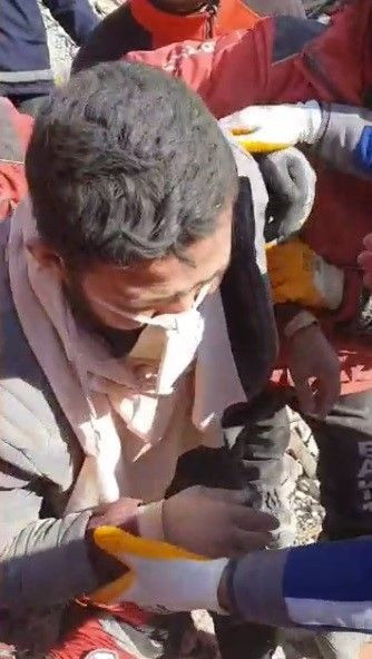 7 katlı binanın dibinde 9 gün yaşadılar! Öyle şeyler anlattı ki: "Tükürükle besledim, vazelin yedik" - Resim: 2