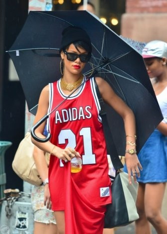 Rihanna şort giymeyi unuttu - Resim: 2