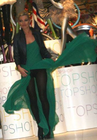 Rüzgar esti elbisesi başına geçti - Resim: 4