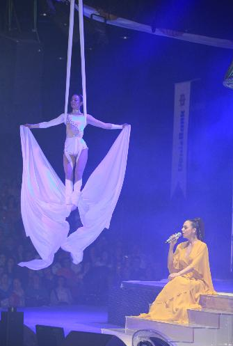 Ebru Gündeş'in elbisesine bakın! - Resim: 3