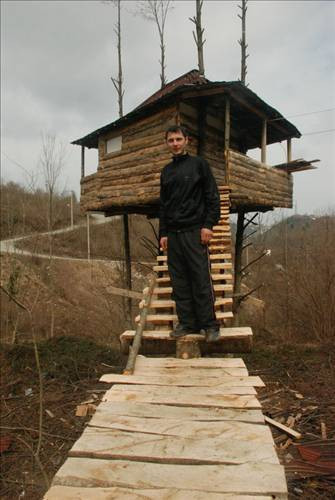 Ağacın üzerine ev yaptı - Resim: 1