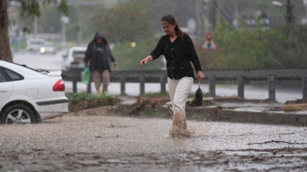 İstanbul Valiliği uyarmıştı! Gök gürültülü sağanak yağış başladı