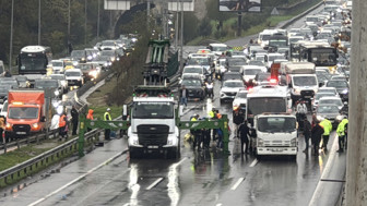 Havalimanı çalışanlarını taşıyan minibüs devrildi