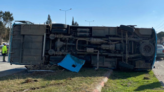 Halk otobüsü araca çarptı! Feci kazada çok sayıda yaralı var