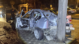 Bursa'da ağaca çarpan otomobildeki 2 kişi ağır yaralandı