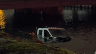 Bakırköy’de İBB zabıta aracı denize düştü