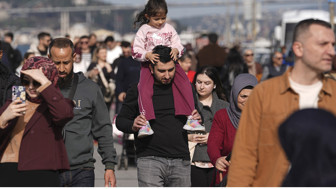 İstanbullu kendini dışarı attı! Denize bile giren var,sıcaklık bakın kaç oldu