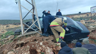 Elektrik direğine çarpan otomobilin sürücüsü hayatını kaybetti