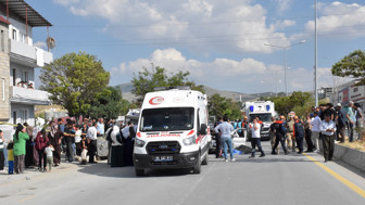 Van'da kamyonete çarpan otomobil kağıt gibi dağıldı! 5 kişiyi taşıyordu