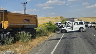 Muş'ta hafif ticari araç ile kamyon çarpıştı! Ölü ve yaralılar var