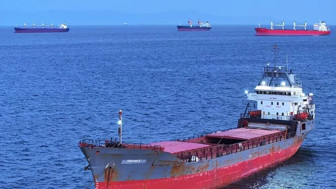 Hürmüz Boğazı'ndan izinsiz geçmeye çalışan 4 gemi uyarı ateşi ile durduruldu