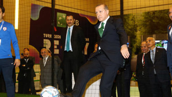 Erdoğan önce masa tenisi ardından futbol oynadı