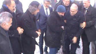 Bakan Fakıbaba'nın zor anları! Az daha yere kapaklanıyordu