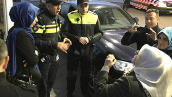 Hollanda polisinin konvoyu durdurma görüntüleri TRT ve AA ekibi sınırdışı