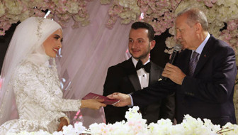 Cumhurbaşkanı Erdoğan bir gecede iki nikahta şahitlik yaptı