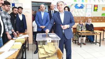 Abdullah Gül ve eşi Hayrünnisa Gül Beykoz’da oyunu kullandı