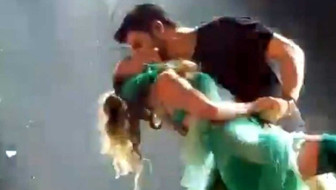 Ziynet Sali, konserinde sevgilisiyle dans etti