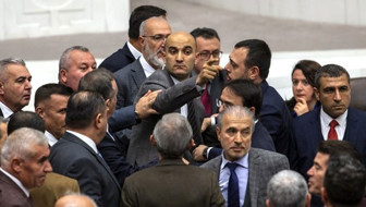 Sezgin Tanrıkulu'nun "Git" sözünü yanlış anlayan MHP'liler kürsüye yürüdü