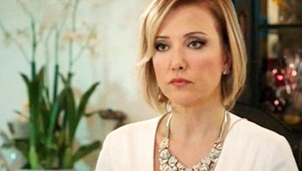 Berna Laçin, uzaktan eğitimde boğaz kesme sahnesinin izletilmesine sitem etti