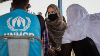 Angelina Jolie'den Burkina Faso'daki mülteci kampına ziyaret