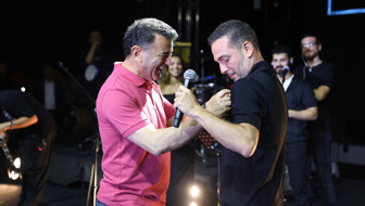 Belediye Başkanından taze damat Oğuzhan Koça sahnede sürpriz hediye