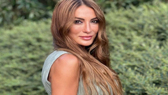 Merve Oflaz dekolteyi abarttı kasıklarına kadar açtı takipçileri topa tuttu!