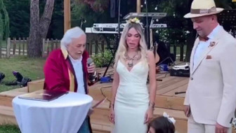 Şevket Çoruh 5 yıllık eşiyle düğün yaptı! 'Nikah memuru' olan Müjdat Gezen'in esprisi gülmekten kırdı geçirdi