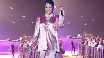 Bengü, Van konserinde protesto edildi! Seyirciler sahneye pet şişe fırlattı