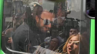 Tarkan annesi Neşe Tevetoğlu'nun tabutunu taşıdı cenaze aracında ağladı