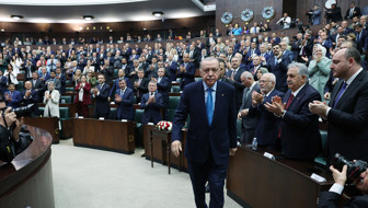 AK Parti grup toplantısında sürpriz misafir! Ünlü iş insanı da oradaydı