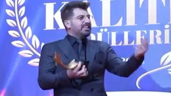 Ödül töreninde şoke eden anlar! İş insanı Lokman İn'den Özge Ulusoy'a olay suçlama
