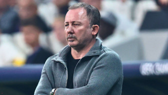 Sergen Yalçın gecelere aktı! Yan koltukta iki kadın kucak kucağa otururken yakalandı