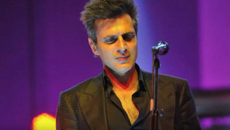 Teoman konserde herkesi şoka soktu! Bir anda kadın vokalin çıplak bacağına...