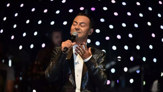 Serdar Ortaç'tan kahreden görüntü! Ayakta durmakta zorlandı, sahneye böyle çıktı