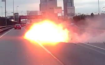 Şişli'de bariyerlere çarpan otomobil alev aldı! Kaza anı kamerada