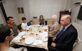 Cumhurbaşkanı Erdoğan bir vatandaşın evinde iftar yaptı