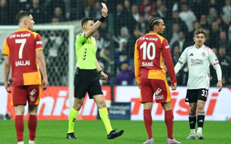 Beşiktaş - Galatasaray derbisinde kartlar havada uçuştu