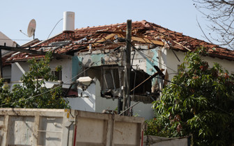 İran'dan İsrail'e peş peşe füze saldırıları! Evin çatısına şarapnel parçaları düştü