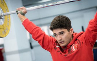 Milli halterci Özbek, Avrupa rekoruyla şampiyon oldu