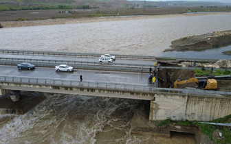 Sağanak nedeniyle çöktü! Yol çift taraflı trafiğe kapatıldı