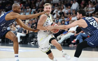 Anadolu Efes, Fenerbahçe'yi 102 sayıyla devirdi