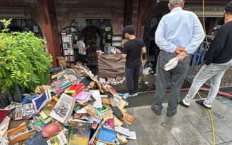 İstanbul'da sağanak nedeniyle Üsküdar Sahaflar Çarşısı'nı su bastı